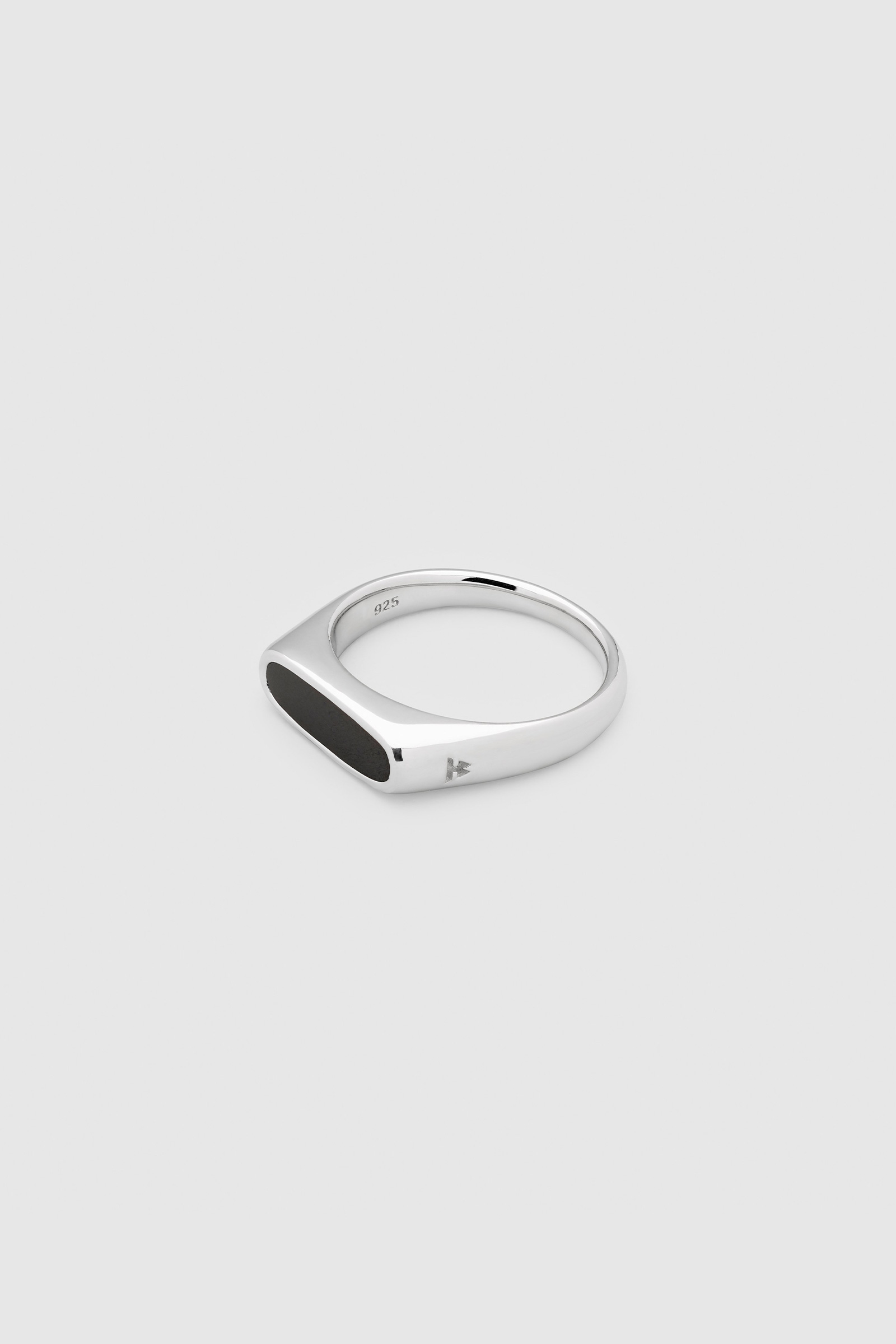 Tom Wood Mario Ring Onyx 925 Sterling silver | WoodWood.com