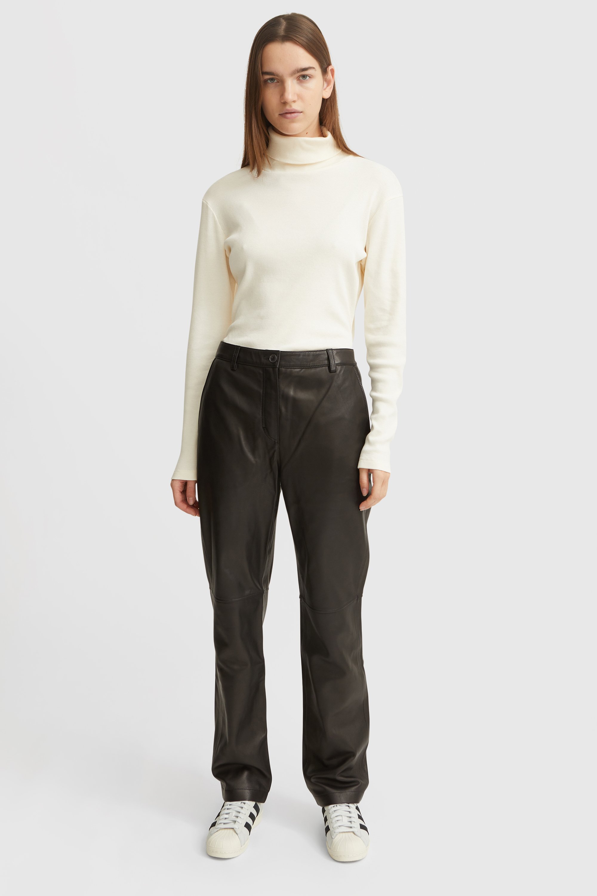 Wood Wood Stanley trousers | 12325001 - 8046 - Mindarie-waShops STORE |  Bottega Veneta Knee-Length Shorts for Women | 7191